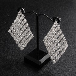 Speed ​​-ups of the new diamond -shaped claw chain rhinestone earrings European and American exaggerated personality design sensor ear decoration women's daily accessories