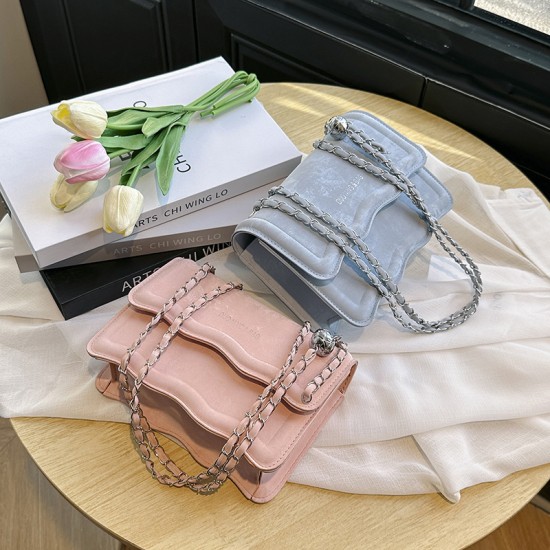 2024 new fashion underarms under the small square bag new fashion chain shoulder mesengers bag spring niche design bag