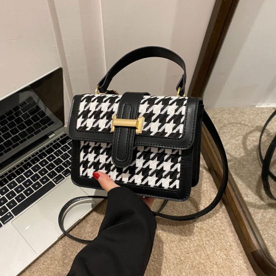 2024 new checkered handbag Korean version of the simple solid color sensitivity underarms, the underarms of the blackbird checkered shoulder messenger small square bag