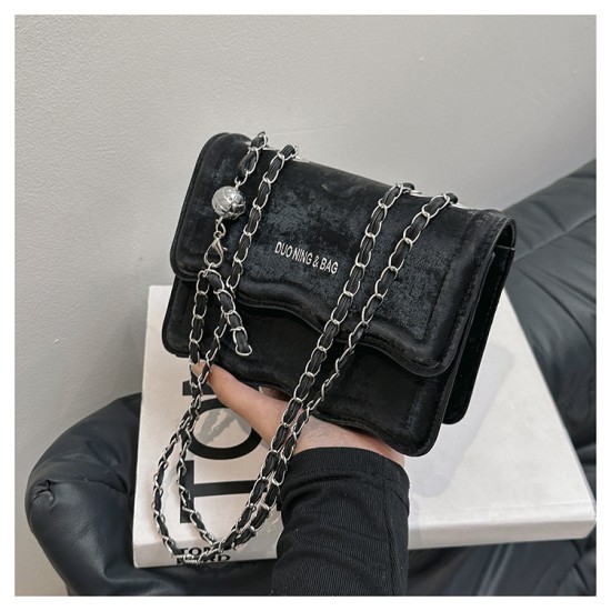 2024 new fashion underarms under the small square bag new fashion chain shoulder mesengers bag spring niche design bag