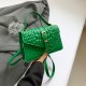 Advanced texture crocodile pattern bag female 2024 new solid color fashion hand lifts shoulder messenger small square bag foreign trade