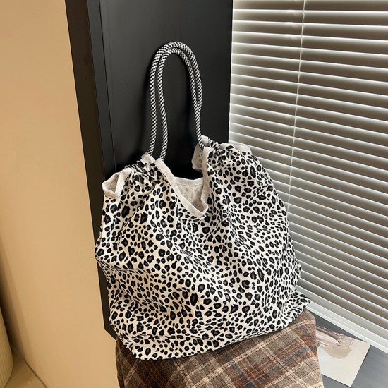 Cross -border cargo leopard cloth bag 2024 new net red lazy wind shoulder gliers large capacity cloth bag shopping bag