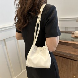 This year's popular commuting hand -carbon women's 2024 new fashion underarms tide bucket bag quality mesengers