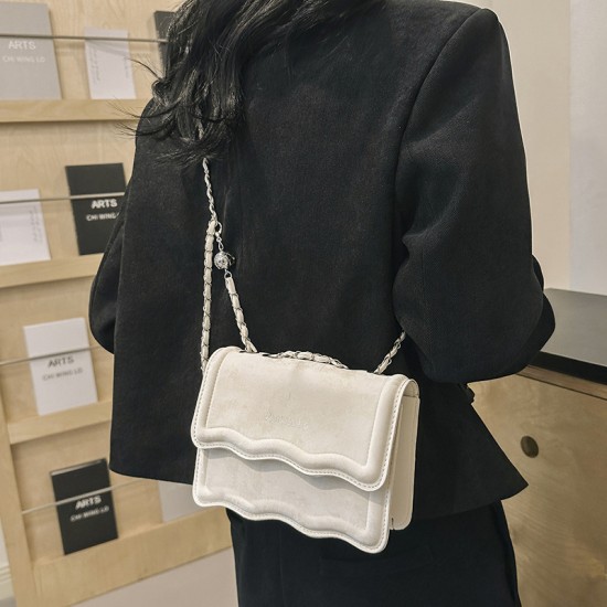 2024 new fashion underarms under the small square bag new fashion chain shoulder mesengers bag spring niche design bag