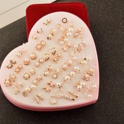 The new Korean version of the small and exquisite peach heart anti -allergic pearl earrings 2 yuan store thermal selling jewelry 36 -to -one box