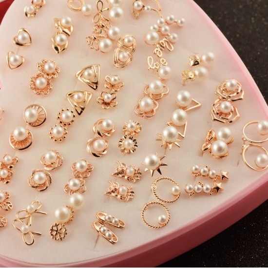 The new Korean version of the small and exquisite peach heart anti -allergic pearl earrings 2 yuan store thermal selling jewelry 36 -to -one box