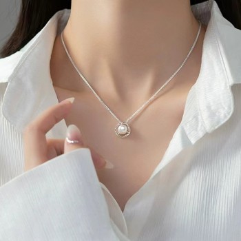 Pure silver 999 French retro freshwater pearl necklace women's light luxury niche high-end pendant autumn and winter necklace wholesale