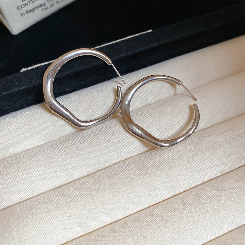 Silver Needle Circle Silver Earrings Light Luxury High-End Stud Earrings for Women Minimalist Fashion Versatile Earrings with a Unique Design