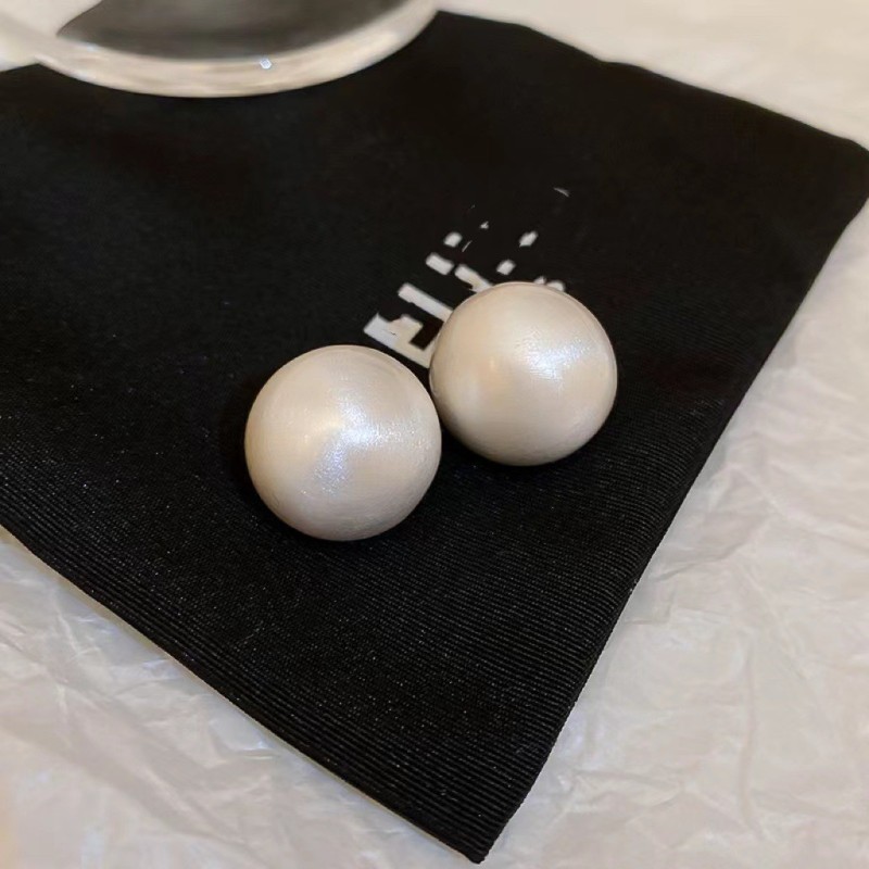 Silver Needle Circle Silver Earrings Light Luxury High-End Stud Earrings for Women Minimalist Fashion Versatile Earrings with a Unique Design