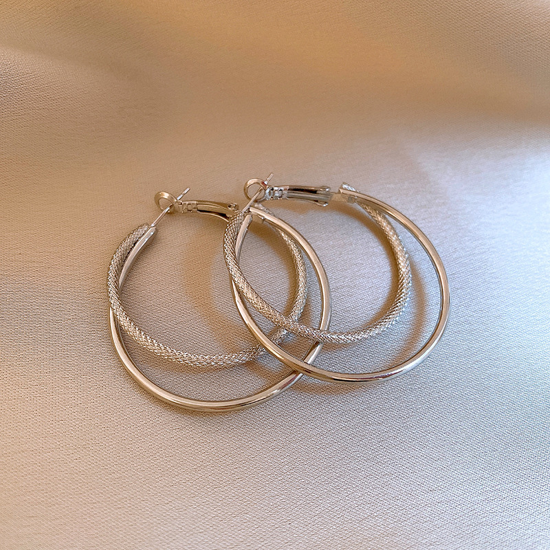 Silver Needle Circle Silver Earrings Light Luxury High-End Stud Earrings for Women Minimalist Fashion Versatile Earrings with a Unique Design