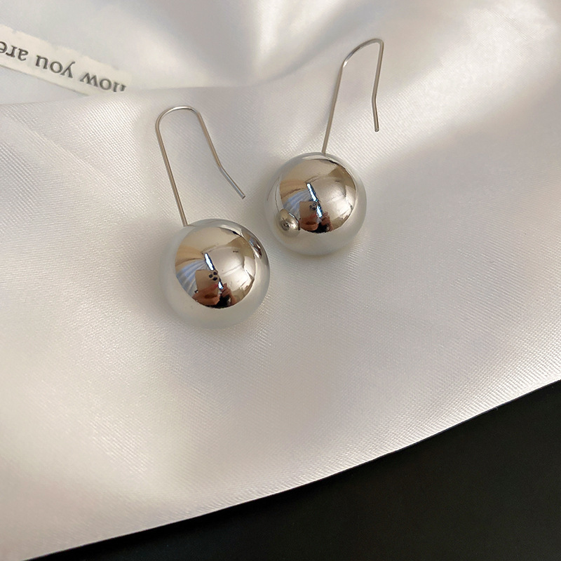 Silver Needle Circle Silver Earrings Light Luxury High-End Stud Earrings for Women Minimalist Fashion Versatile Earrings with a Unique Design