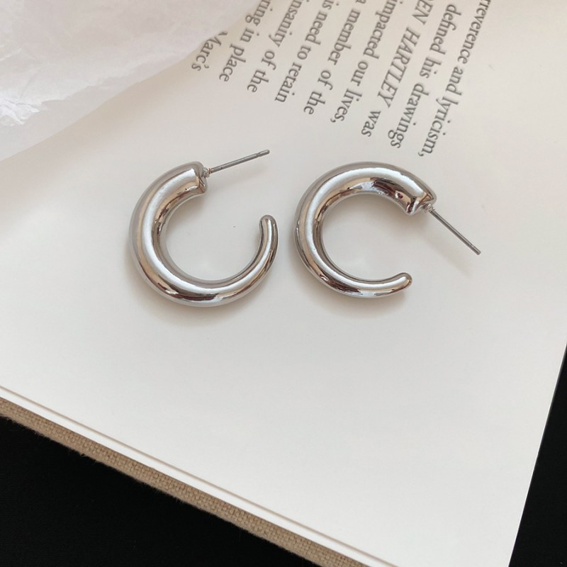 Silver Needle Circle Silver Earrings Light Luxury High-End Stud Earrings for Women Minimalist Fashion Versatile Earrings with a Unique Design