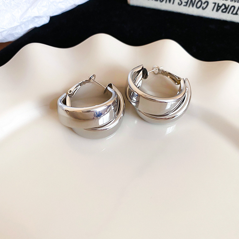 Silver Needle Circle Silver Earrings Light Luxury High-End Stud Earrings for Women Minimalist Fashion Versatile Earrings with a Unique Design
