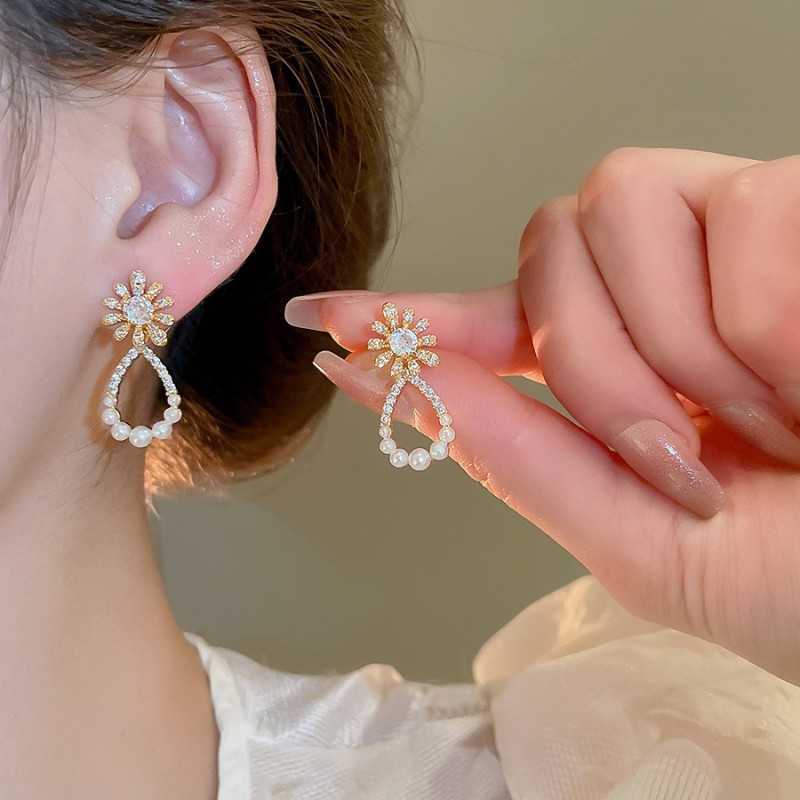 European and American Cross-border Green Zircon Flower Geometric Earrings Elegant All-match Earrings Light Luxury High-end Earrings Design Sense
