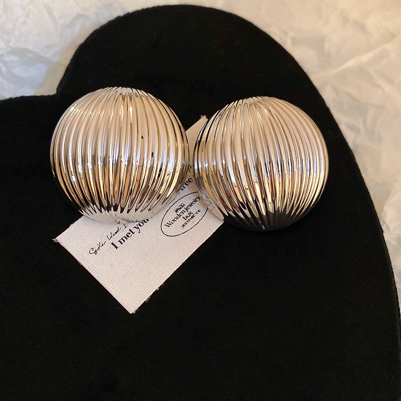 Silver Needle Circle Silver Earrings Light Luxury High-End Stud Earrings for Women Minimalist Fashion Versatile Earrings with a Unique Design