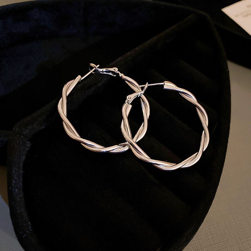 Silver Needle Circle Silver Earrings Light Luxury High-End Stud Earrings for Women Minimalist Fashion Versatile Earrings with a Unique Design
