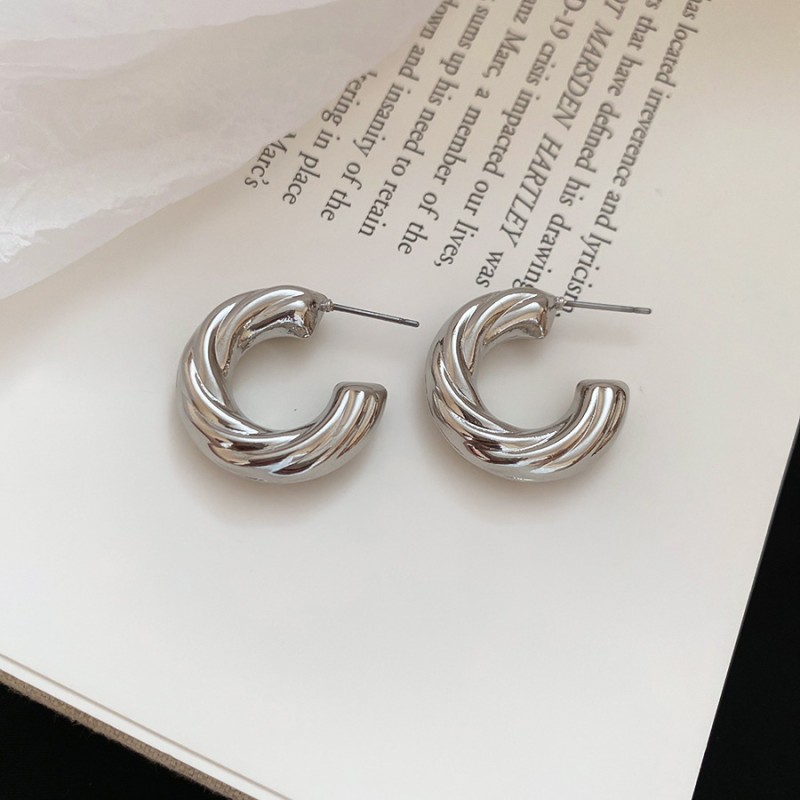 Silver Needle Circle Silver Earrings Light Luxury High-End Stud Earrings for Women Minimalist Fashion Versatile Earrings with a Unique Design
