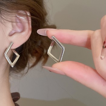 Silver Needle Circle Silver Earrings Light Luxury High-End Stud Earrings for Women Minimalist Fashion Versatile Earrings with a Unique Design