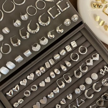 Silver Needle Circle Silver Earrings Light Luxury High-End Stud Earrings for Women Minimalist Fashion Versatile Earrings with a Unique Design