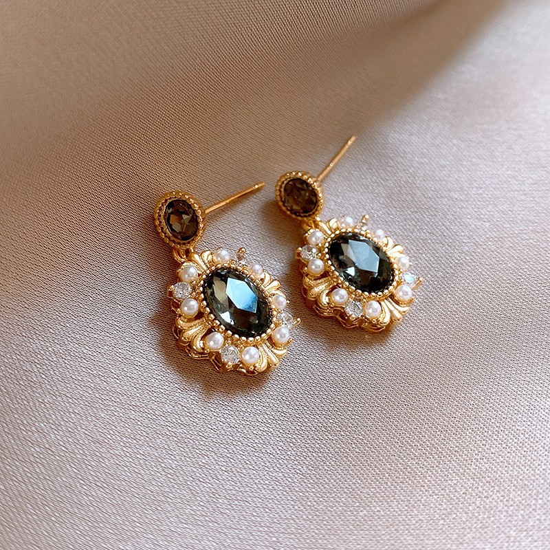 European and American Cross-border Green Zircon Flower Geometric Earrings Elegant All-match Earrings Light Luxury High-end Earrings Design Sense