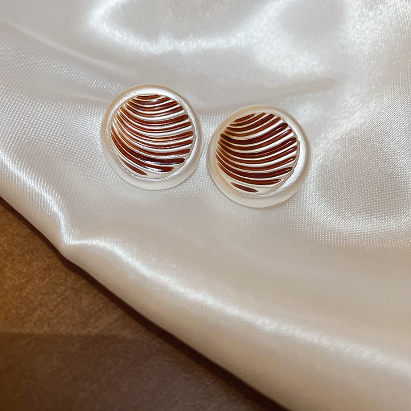 Silver Needle Circle Silver Earrings Light Luxury High-End Stud Earrings for Women Minimalist Fashion Versatile Earrings with a Unique Design