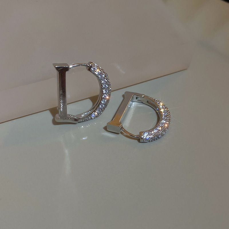 Silver Needle Circle Silver Earrings Light Luxury High-End Stud Earrings for Women Minimalist Fashion Versatile Earrings with a Unique Design