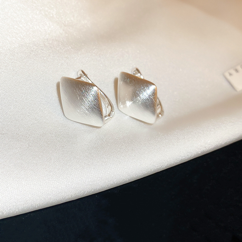 Silver Needle Circle Silver Earrings Light Luxury High-End Stud Earrings for Women Minimalist Fashion Versatile Earrings with a Unique Design
