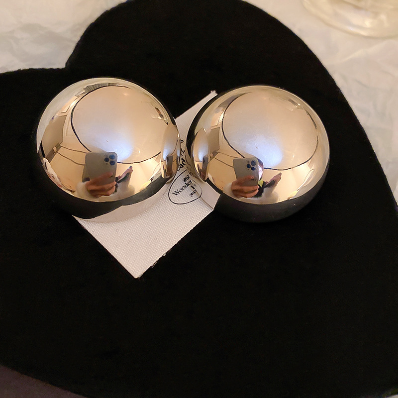 Silver Needle Circle Silver Earrings Light Luxury High-End Stud Earrings for Women Minimalist Fashion Versatile Earrings with a Unique Design