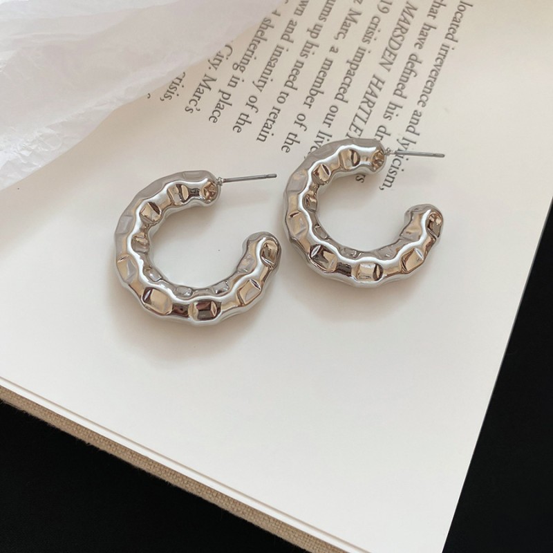 Silver Needle Circle Silver Earrings Light Luxury High-End Stud Earrings for Women Minimalist Fashion Versatile Earrings with a Unique Design