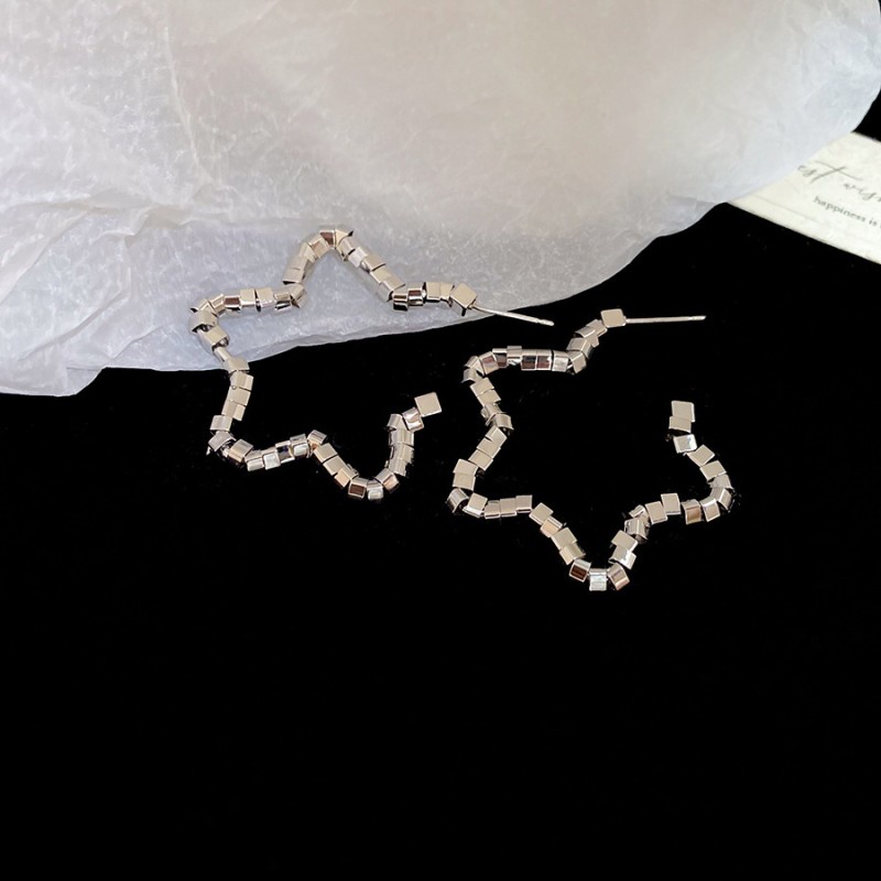 Silver Needle Circle Silver Earrings Light Luxury High-End Stud Earrings for Women Minimalist Fashion Versatile Earrings with a Unique Design