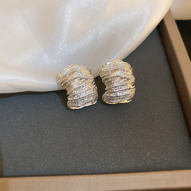 Silver Needle Circle Silver Earrings Light Luxury High-End Stud Earrings for Women Minimalist Fashion Versatile Earrings with a Unique Design