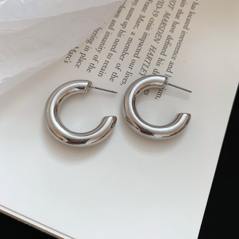 Silver Needle Circle Silver Earrings Light Luxury High-End Stud Earrings for Women Minimalist Fashion Versatile Earrings with a Unique Design