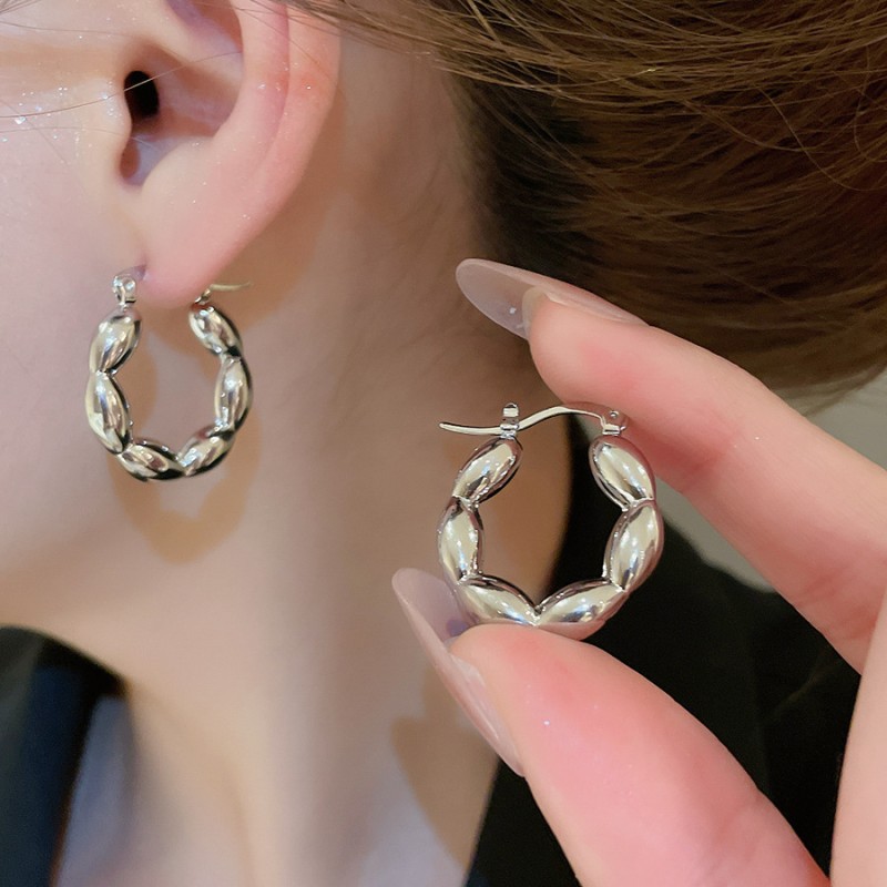 Silver Needle Circle Silver Earrings Light Luxury High-End Stud Earrings for Women Minimalist Fashion Versatile Earrings with a Unique Design