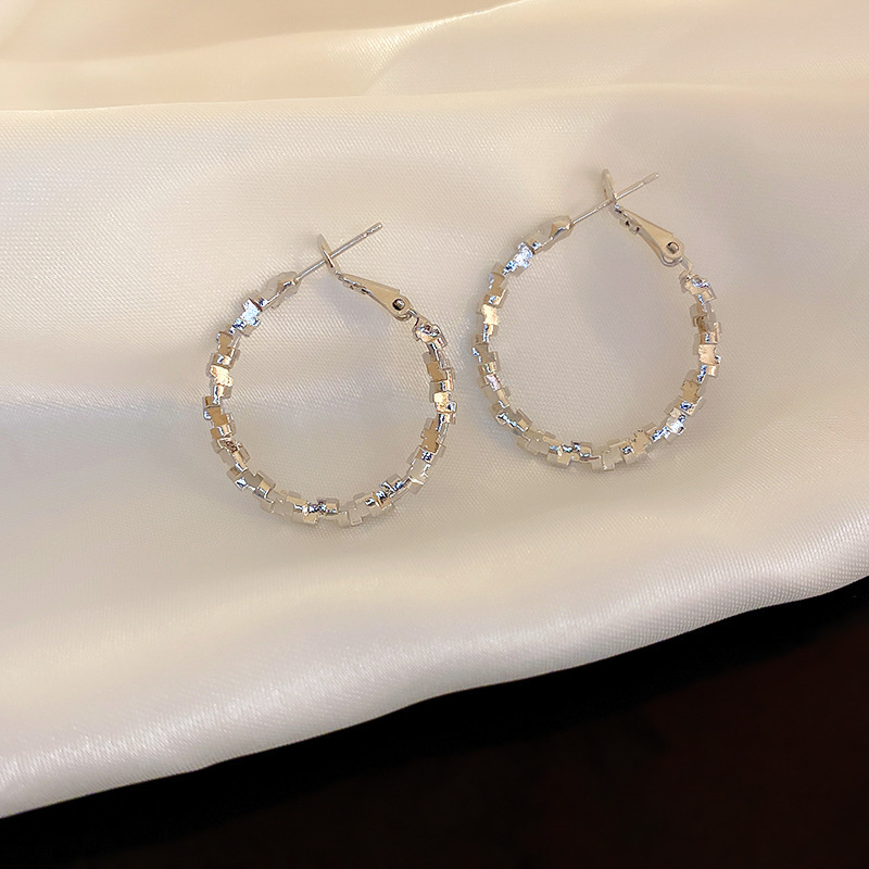 Silver Needle Circle Silver Earrings Light Luxury High-End Stud Earrings for Women Minimalist Fashion Versatile Earrings with a Unique Design