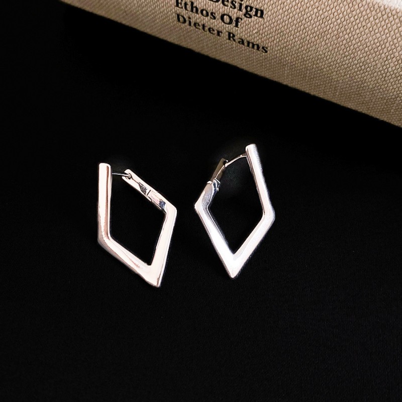 Silver Needle Circle Silver Earrings Light Luxury High-End Stud Earrings for Women Minimalist Fashion Versatile Earrings with a Unique Design