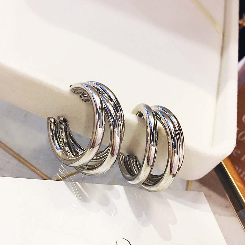 Silver Needle Circle Silver Earrings Light Luxury High-End Stud Earrings for Women Minimalist Fashion Versatile Earrings with a Unique Design
