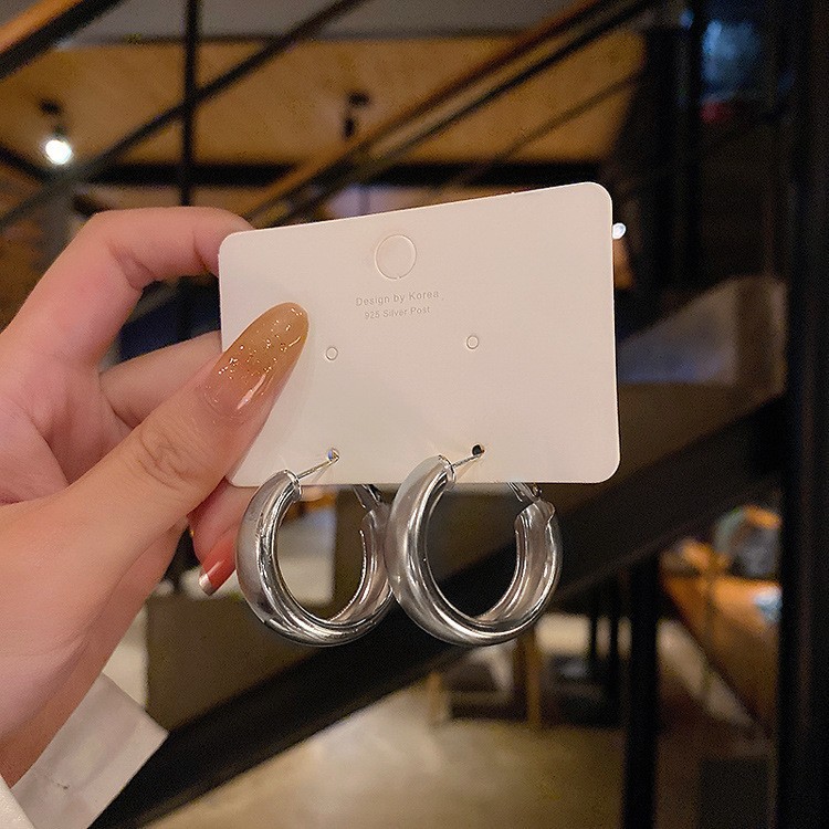Silver Needle Circle Silver Earrings Light Luxury High-End Stud Earrings for Women Minimalist Fashion Versatile Earrings with a Unique Design