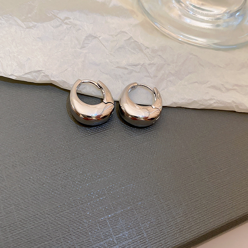 Silver Needle Circle Silver Earrings Light Luxury High-End Stud Earrings for Women Minimalist Fashion Versatile Earrings with a Unique Design
