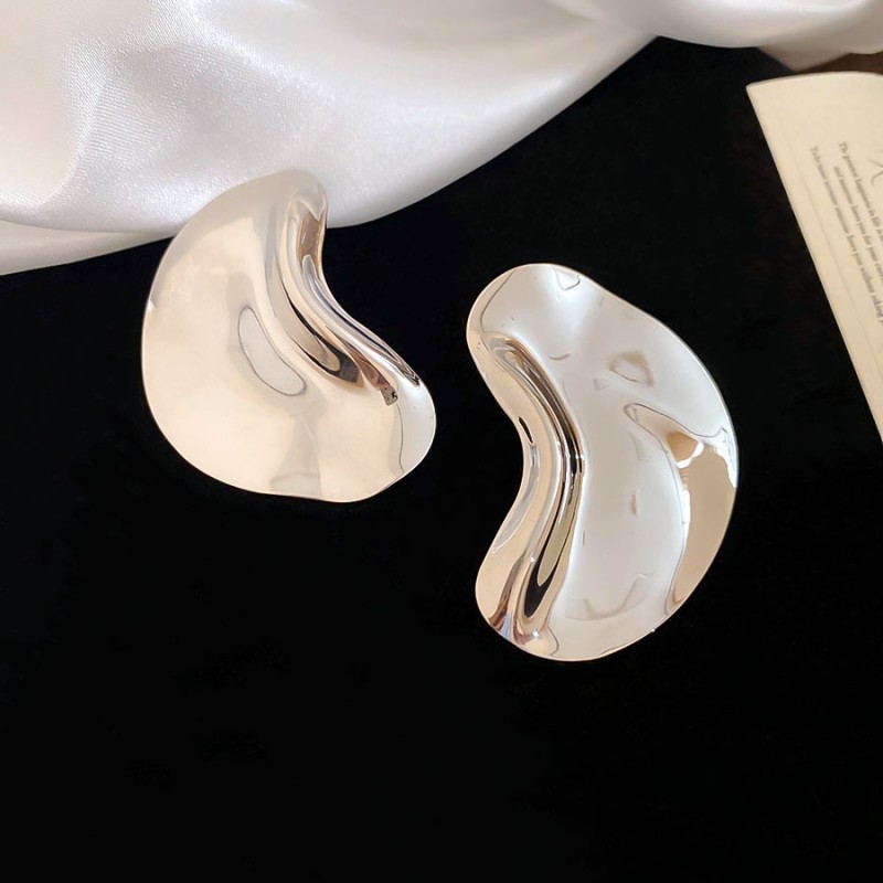 Silver Needle Circle Silver Earrings Light Luxury High-End Stud Earrings for Women Minimalist Fashion Versatile Earrings with a Unique Design