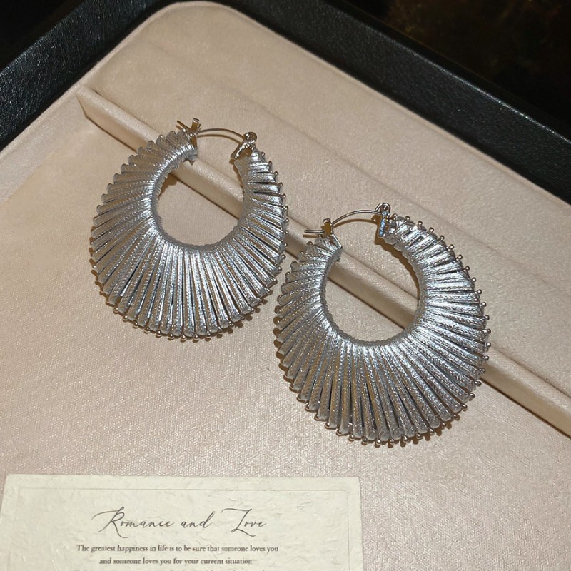 Silver Needle Circle Silver Earrings Light Luxury High-End Stud Earrings for Women Minimalist Fashion Versatile Earrings with a Unique Design