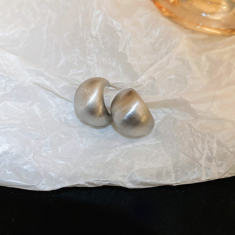 Silver Needle Circle Silver Earrings Light Luxury High-End Stud Earrings for Women Minimalist Fashion Versatile Earrings with a Unique Design